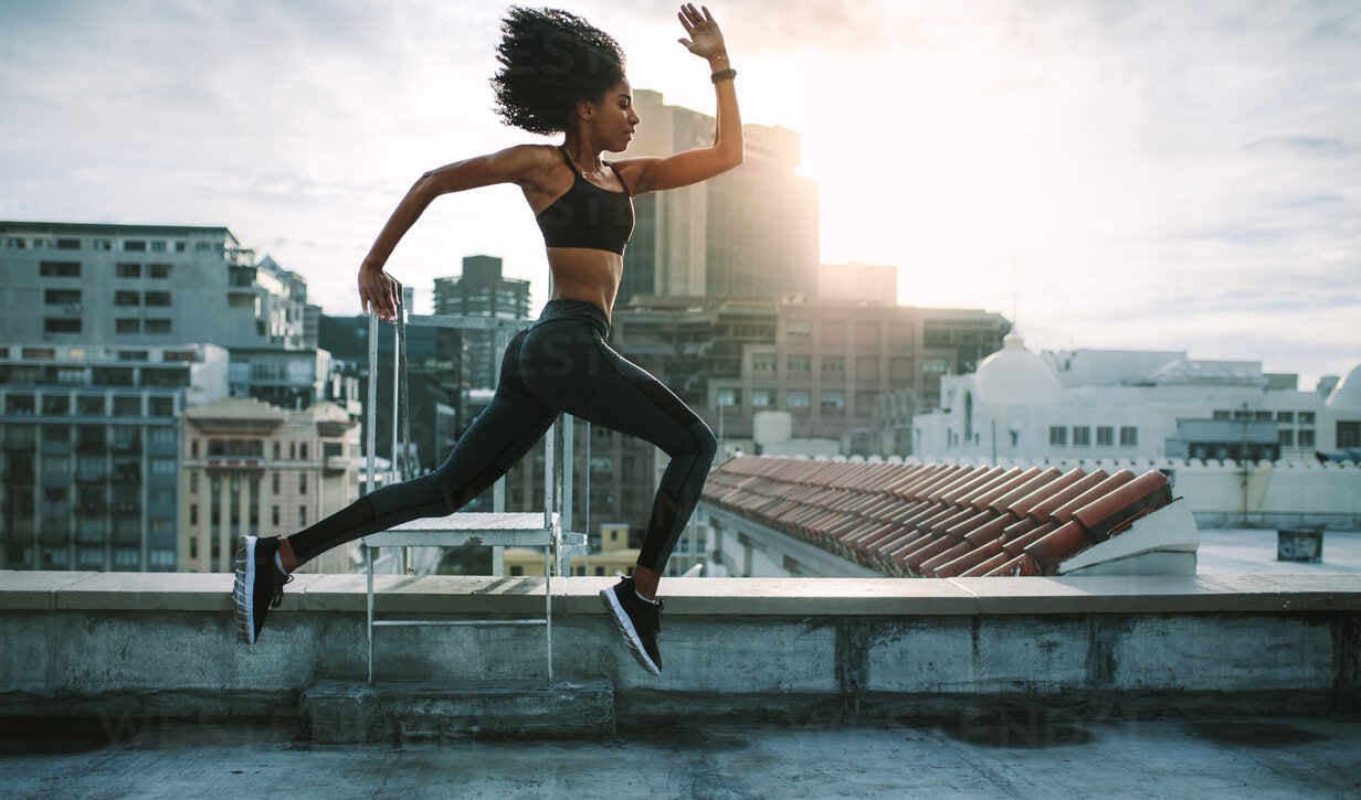 female-athlete-running-with-big-strides-on-rooftop-in-the-morning_0442f3fc-4e89-4d2f-8948-e090488a6958 - The Supplements Factory
